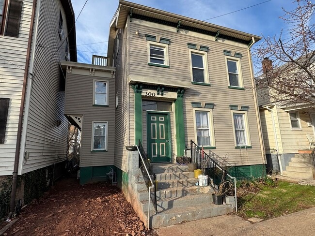 Building Photo - 300 Redmond St Unit Apt 3