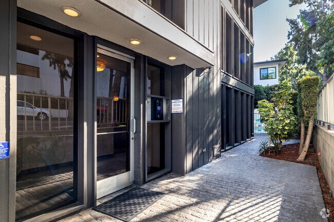 Entrada del edificio - 8300 De Longpre