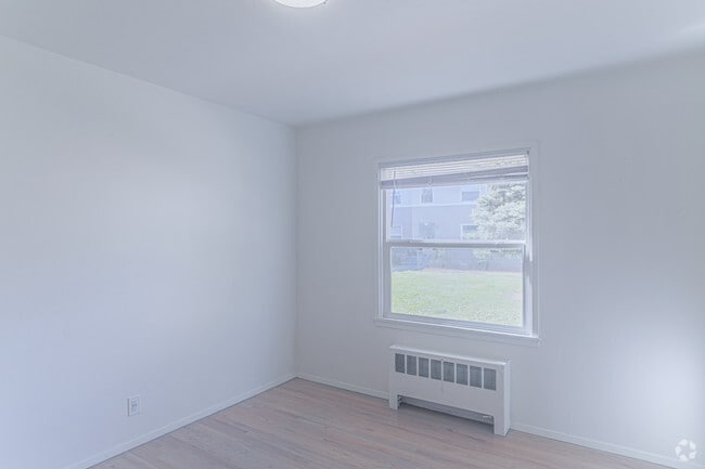 1BR, 1BA - 740 SF