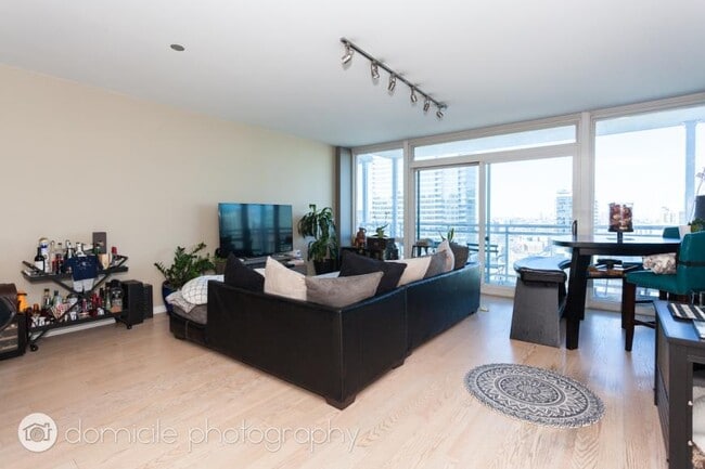 Building Photo - 1 bedroom in Chicago IL 60654 Unit 1205 Rental