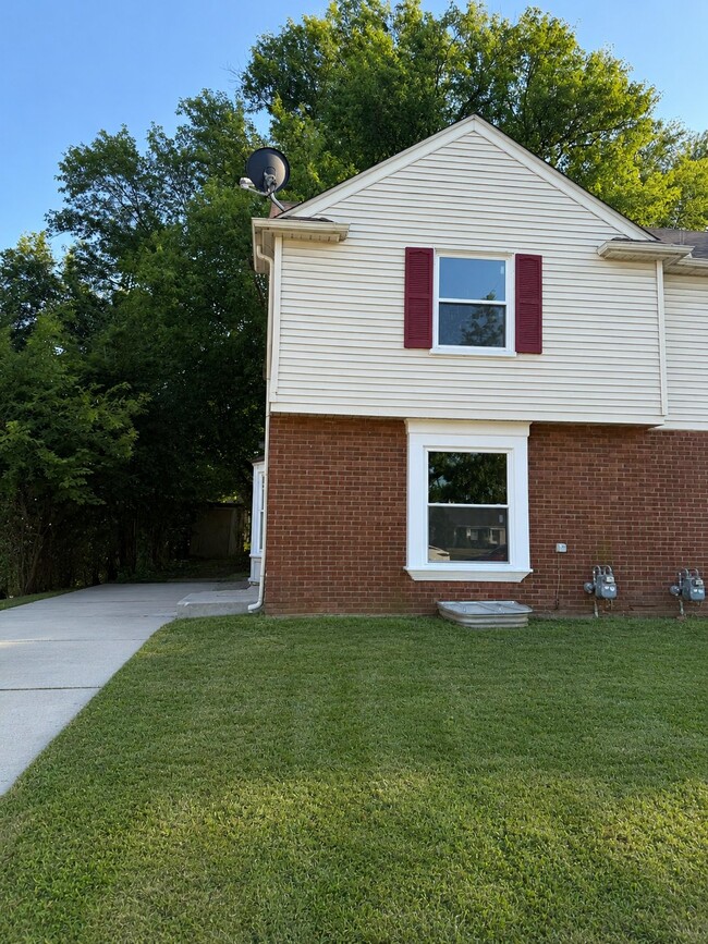 Photo - 21748 Moross Rd