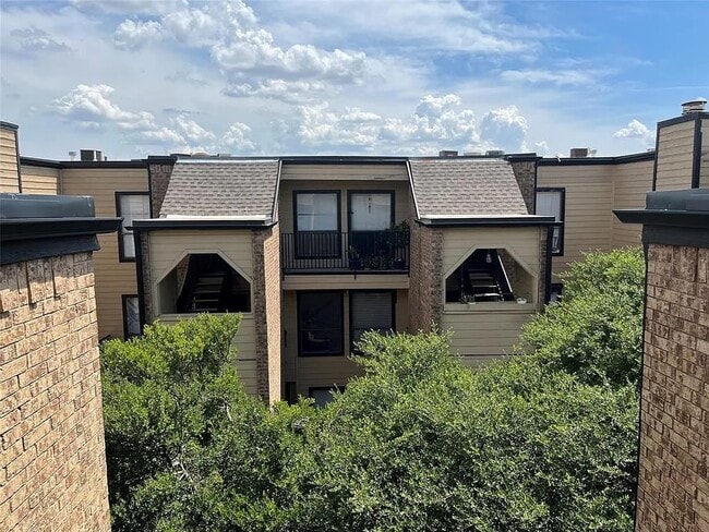 Building Photo - 3022 Forest Ln Unit 222