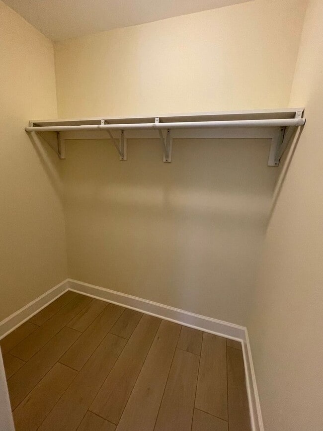 Building Photo - Pre-Leasing Now for 2026 UK School Year!