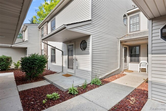 Building Photo - 4911 Oak Hill Dr Unit 3