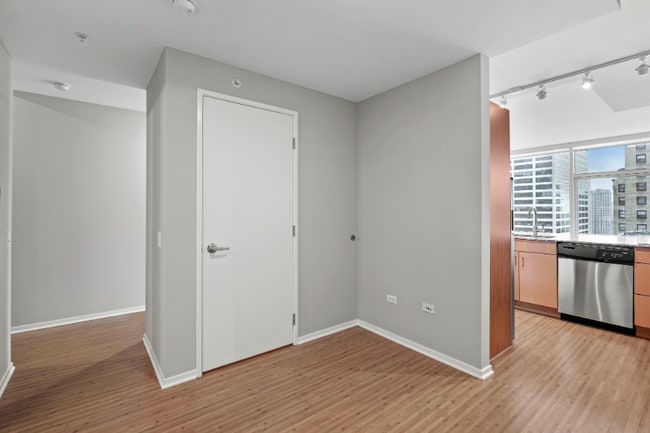 Photo - 225 E Illinois St