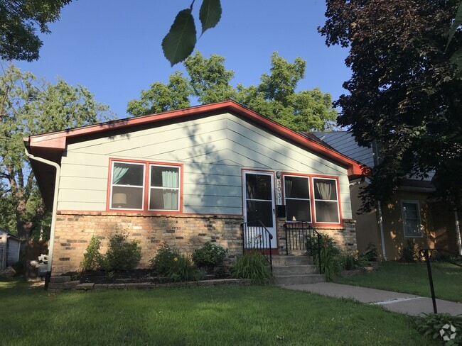 Building Photo - 3031 Buchanan St NE Rental