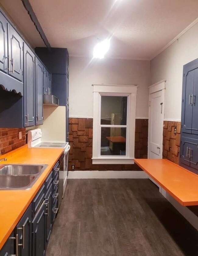 Photo - 810 W 15th St