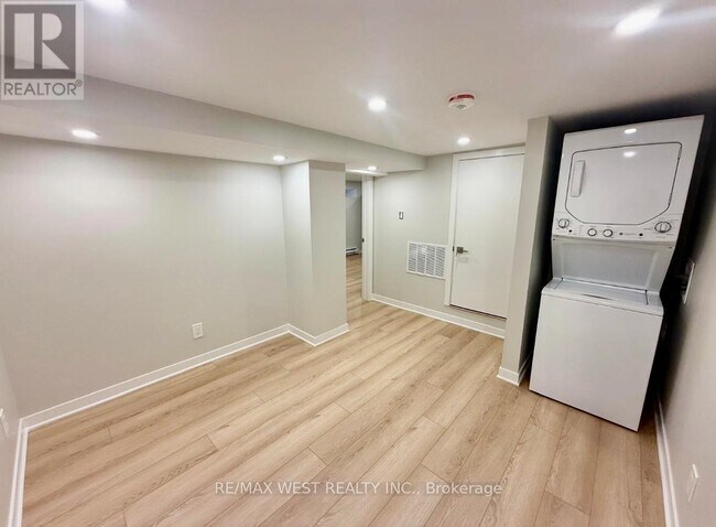 Photo - 10 Vimy Ave