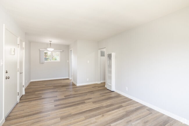 1BR, 1BA - 615SF - Living Room