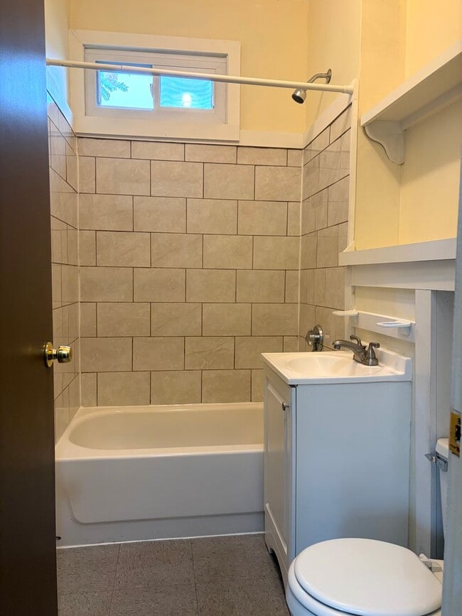 Photo - NO FEE!!!! RECENT RENOVATION ~ ALLSTON TOWNHOUSE-STYLE 3.5 BED - PET FRIENDLY