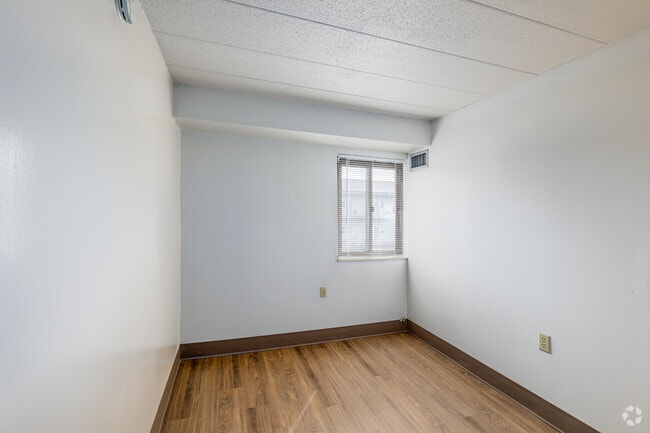 2BR, 2BA - 780SF - Bedroom