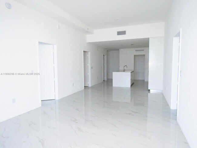 Photo - 700 NE 24th St Unidad 204-A