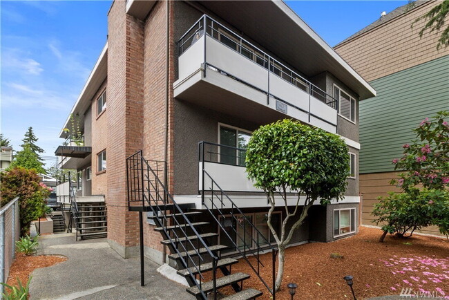 Photo - Spacious Top Floor 2 Bedroom Apt with Parking-Minutes from Alki Unidad 4