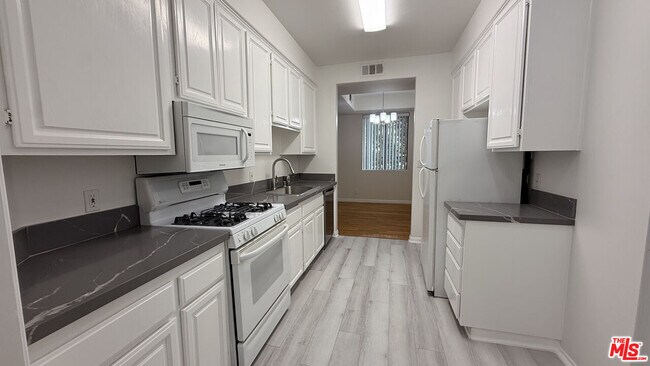 Photo - 910 S Bedford St Unidad 107