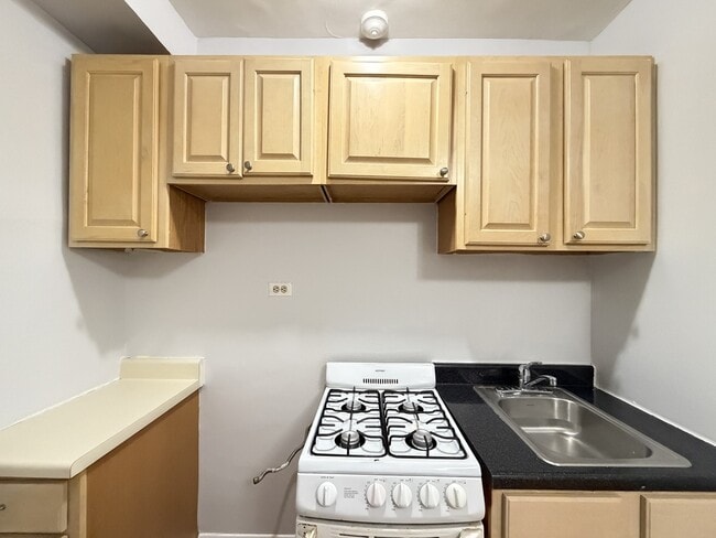912 W Leland Ave Unit J01P