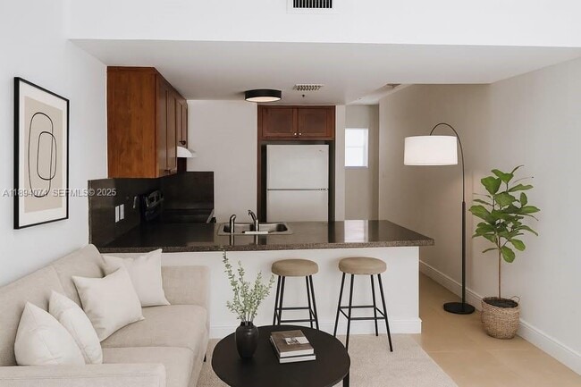 Building Photo - 1020 SW 4th St Unit 103