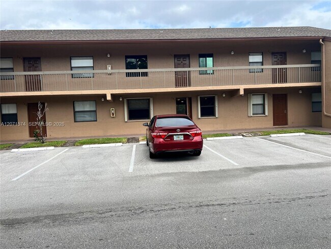 Building Photo - 10005 Winding Lake Rd Unit 105