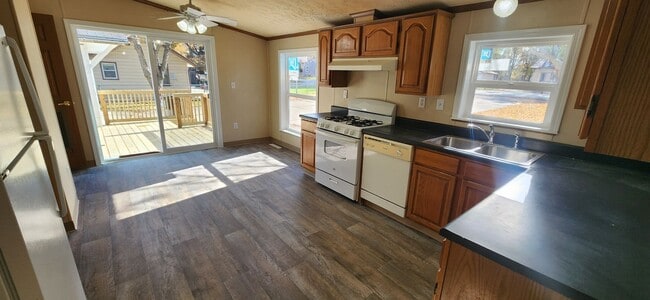 Building Photo - Spacious 3 Bedroom, 2.5 bathroom home with detached garage!