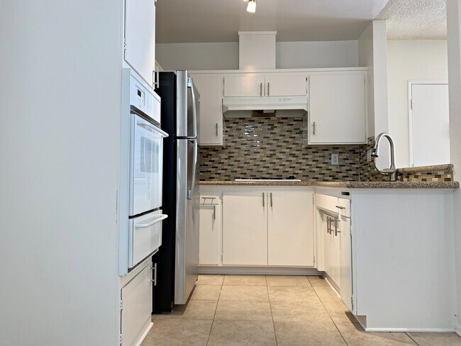 Photo - 1521 E Windsor Rd Unit 21