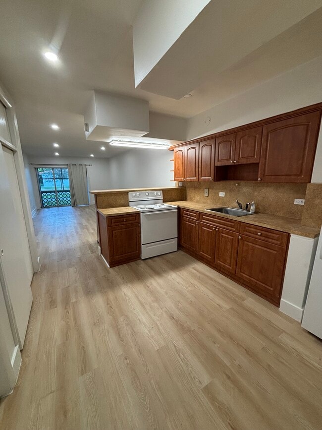 Cocina de concepto abierto con mucho espacio para gabinetes. - 6580 Santona St Unidad A11