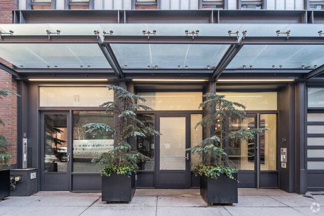 Entrada - 11-15 Leonard St