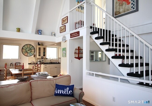 Building Photo - 147 Captains Dr