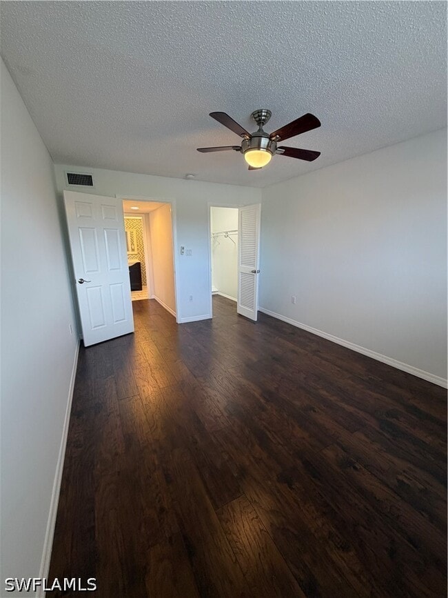 Building Photo - 190 Turtle Lake Ct Unit 307