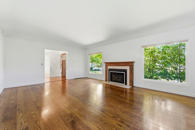 Photo - 1825 White Oak Dr
