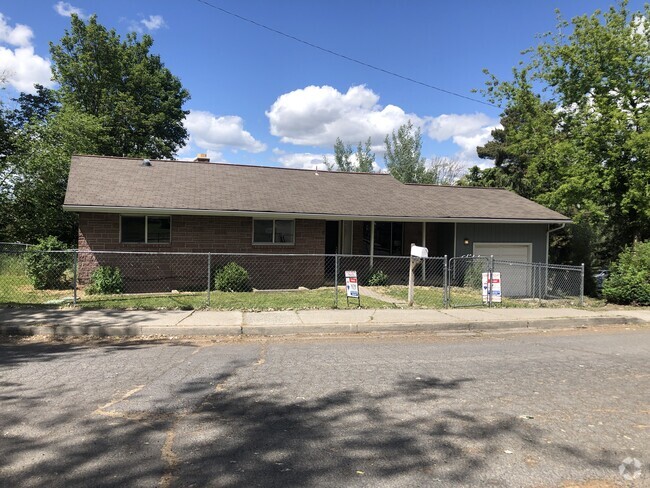 Building Photo - 1265 NE Hillside Dr Unit Lower Rental