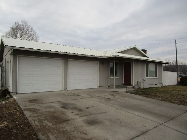 Building Photo - 3 Bedroom Home with Fenced Yard, Located Next to Crook County High School - Garbage Included! Ava...