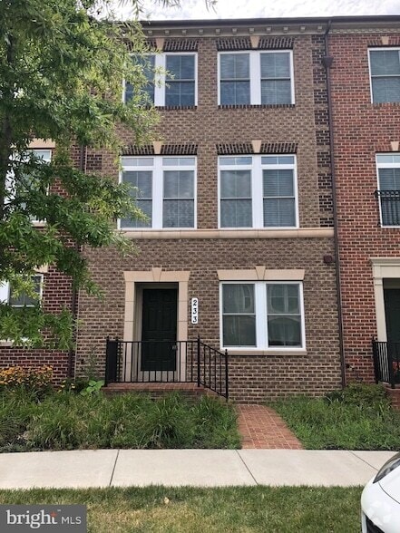 Building Photo - 233 Parkview Ave Rental