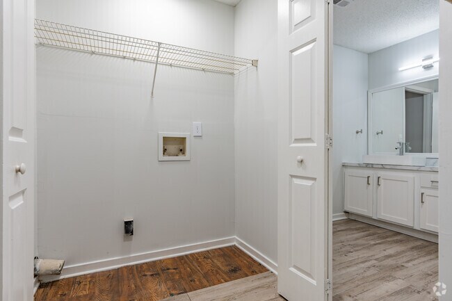 1BR, 1BA - 766SF