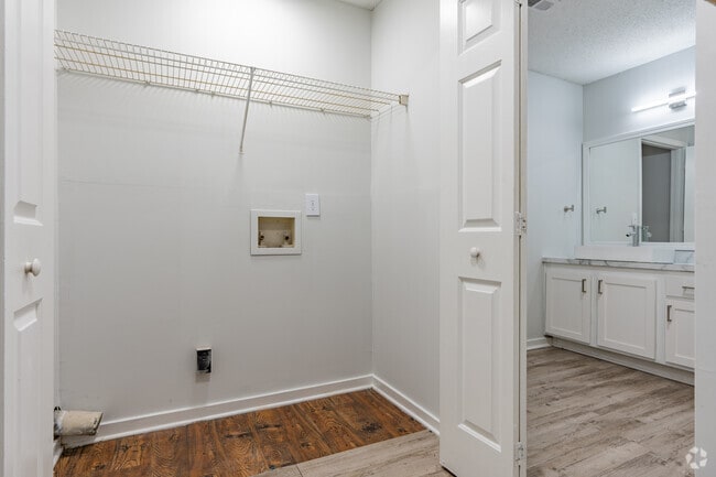 1BR, 1BA - 766SF - The Reserve of Byram