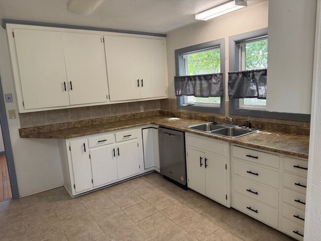Photo - Prime Location 5 Bed, 2 Bath House