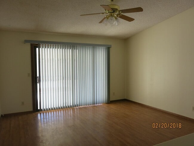 Photo - 4 bed, 2 bath, 2 car garage . Boulder City RV parking