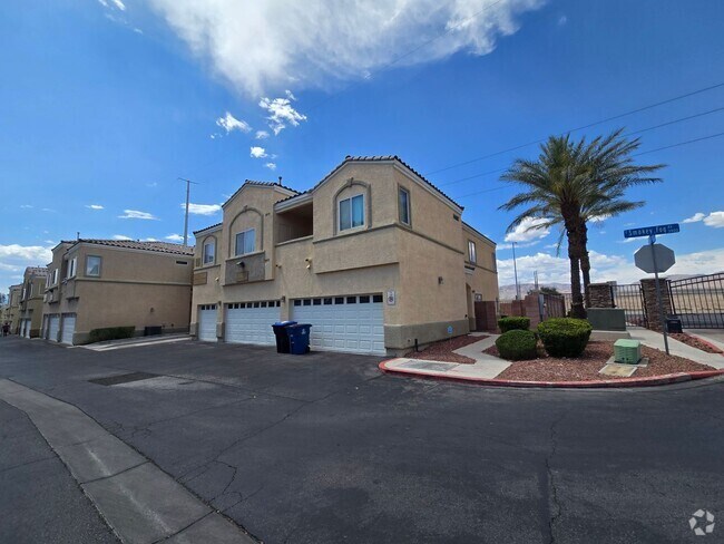 Building Photo - A Fabulous 3 Bedroom Townhouse close to NA...