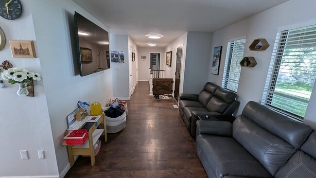Photo - 921 Woodridge Dr