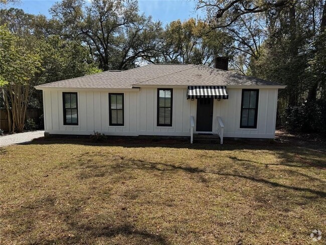 Building Photo - 5205 Pineview Ln S Rental