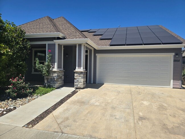 Building Photo - Beautiful 4 bedroom 2 bath custom home