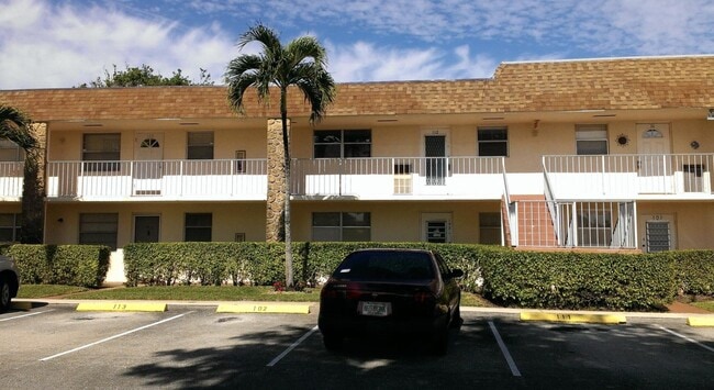 Building Photo - 9911 Sandalfoot Blvd Unit 112