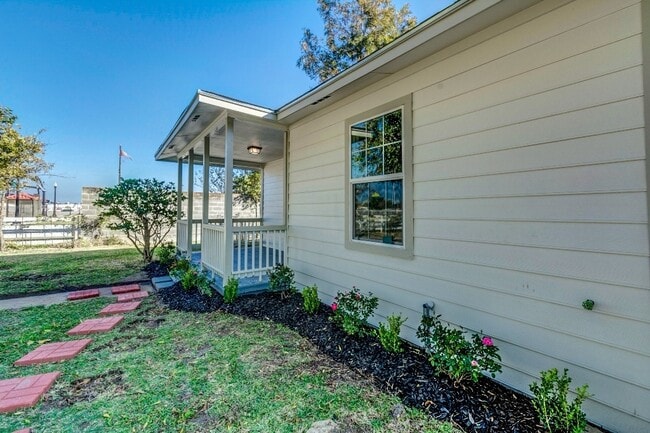 Photo - Homes For Rent In TX: Texas City 77590 – 9th Ave N 2BR