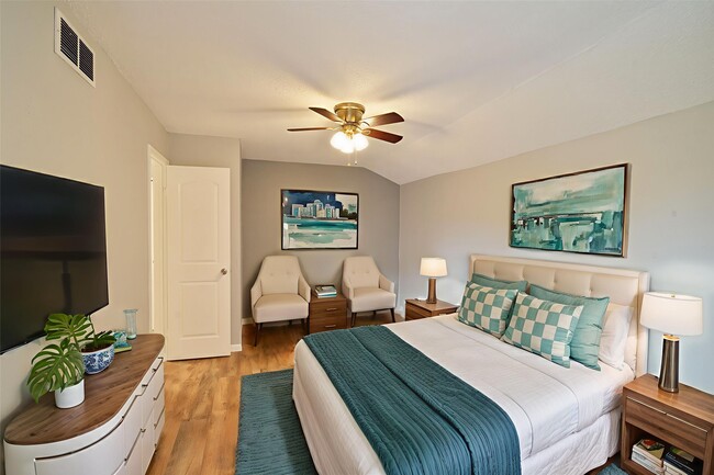 Photo - 10855 Meadowglen Ln