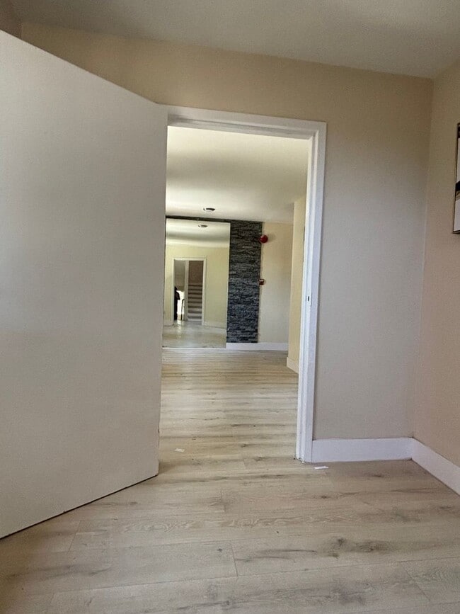 Photo - Redwood City Apartments Unit 5 Unit 5