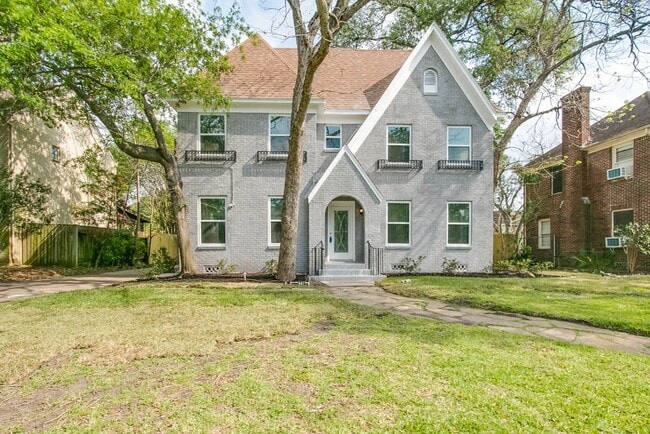 Building Photo - 3321 Charleston St