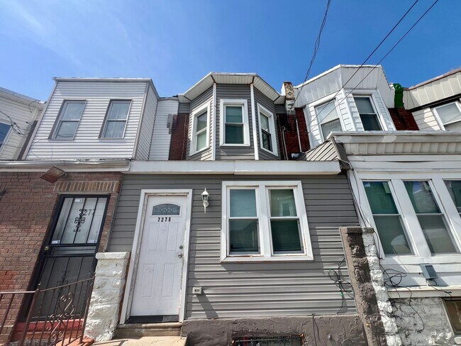 Photo - Gorgeous 3-Bedroom Townhome in Elmwood Park! Available NOW!