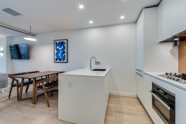 Photo - 1480 Howe St