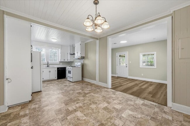 Photo - Charming 3-Bedroom Home with Large Fenced Yard in Richmond Hill!