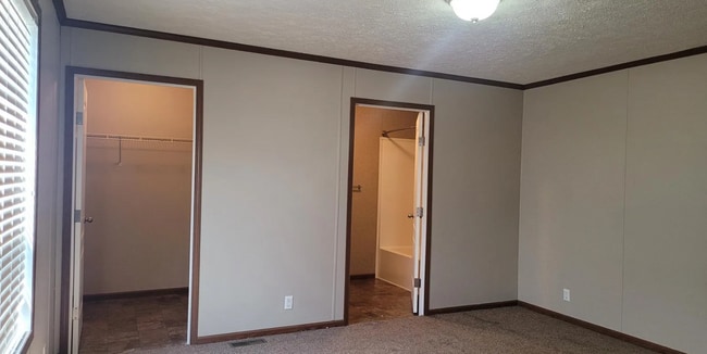 Photo - 300 Hunt Club Dr