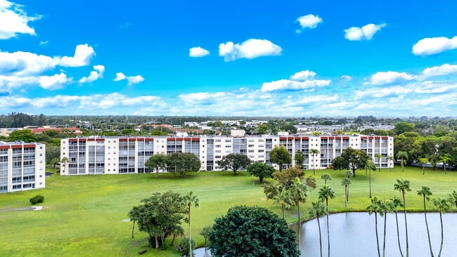 Building Photo - 3951 Via Poinciana Unit 114