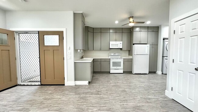 Building Photo - 3152 Kaimuki Ave Unit B